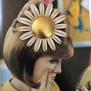 Vintage 60s mod daisy brooch pin Avon with locket